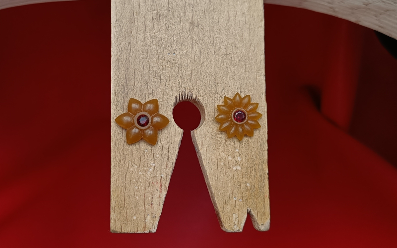 2 flower shaped pendants from gold wax