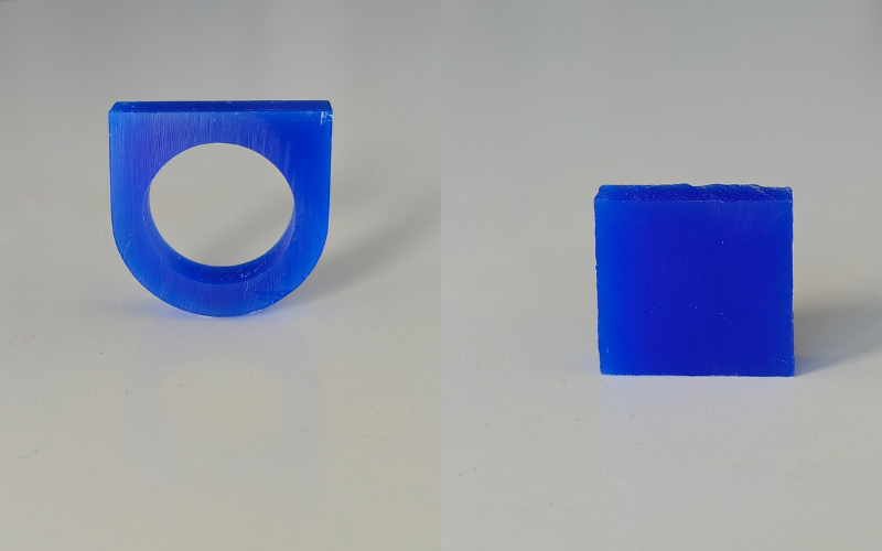 stuk platte blauwe wax ring buis en stuk vierkante blauwe wax