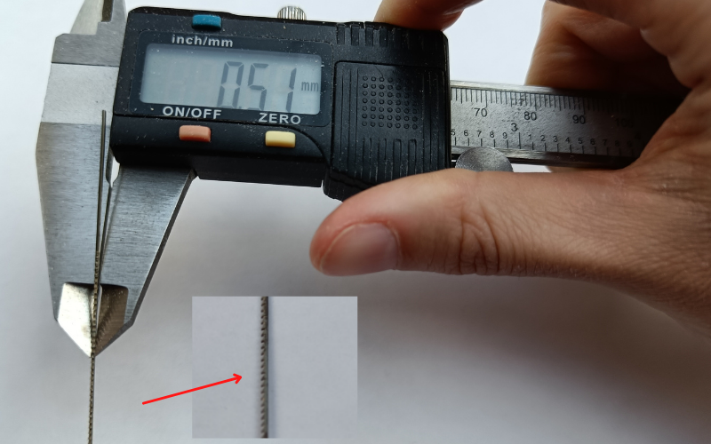Callipers measuring a skip-a-tooth blade: .51mm wide with a little close up insert of what the skip-a-tooth blade looks like